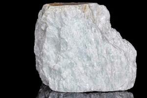 macro mineral pedra talco em Preto fundo foto