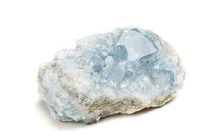 macro mineral pedra celestina dentro a procriar uma branco fundo foto