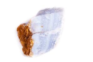 ágata azul mineral macro na rocha no fundo branco foto