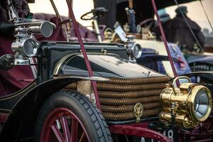 vintage carros a partir de a 1900 estacionado acima em uma histórico mostrar do clássico carros Londres para Brighton, leste sussex, Reino Unido. foto