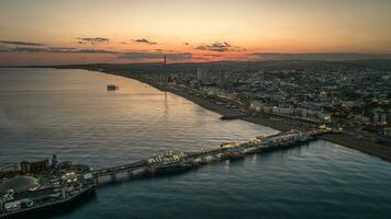 aéreo Visão do uma à beira-mar, Brighton cais e praia, Brighton, leste sussex, Reino Unido foto