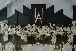 uma Casamento recepção com branco sofás e flores foto