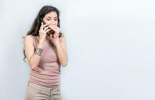 misterioso jovem mulher falando em a telefone isolado. mulher falando secretamente em a telefone isolado. latim mulher falando em a telefone silenciosamente isolado. foto