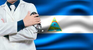 médico com estetoscópio em bandeira do Nicarágua. saúde e Cuidado conceito com Nicarágua bandeira. médico com cruzado braços em bandeira do Nicarágua foto