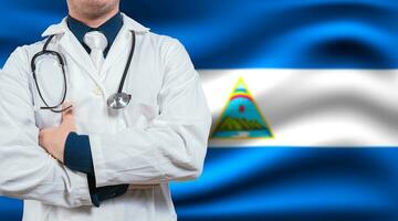 médico com estetoscópio em bandeira do Nicarágua. saúde e Cuidado conceito com Nicarágua bandeira. médico com cruzado braços em bandeira do Nicarágua foto