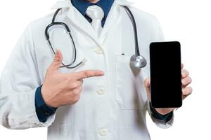 médico mãos recomendando em célula telefone tela isolado. médico mostrando e apontando para em branco célula telefone tela foto