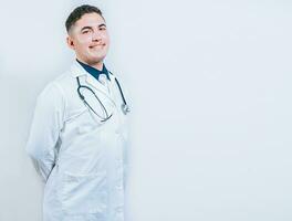 retrato do sorridente jovem médico isolado. retrato do latim médico isolado com cópia de espaço foto