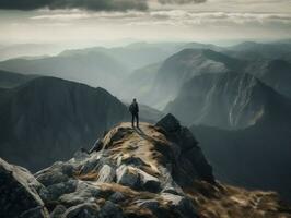 uma cênico montanha panorama com uma caminhante em pé em uma rochoso pico generativo ai foto