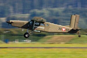 austríaco ar força pilatus pc-6 transporte avião às ar base. ar força voar Operação. aviação e aeronaves. ar elevador. militares indústria. mosca e vôo. foto