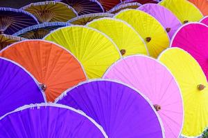 guarda-chuvas de papel colorido feitos à mão em chiang mai, tailândia foto