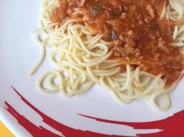 closeup espaguete à bolonhesa com molho de tomate, copyspace.