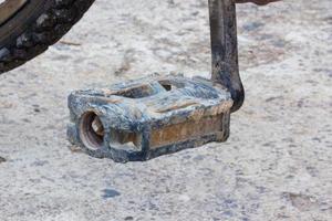 detalhe de pedal de bicicleta usado com lama seca foto