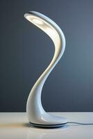 minimalista conduziu mesa luminária com calmante luz isolado em uma branco fundo foto