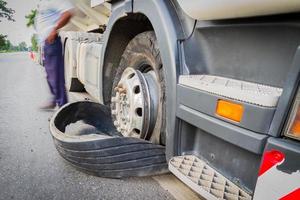 pneus de caminhão de 18 rodas danificados estouraram na rodovia foto