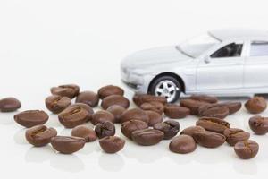 foto horizontal de grãos de café com um carro ao fundo
