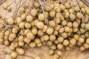 closeup longan pomares de frutas na cesta de debulha, foco suave foto