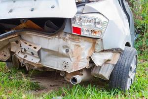 detalhes de um carro de bronze em um acidente, vista de trás foto