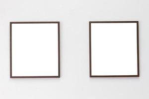 foto horizontal de dois porta-retratos no fundo da parede em branco