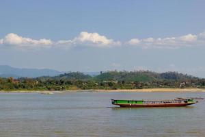 passeio de barco no rio mekong com bela paisagem na tailândia. foto