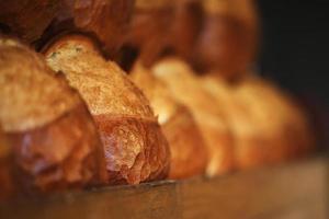 pão sequencial na prateleira, produtos de panificação, pastelaria e padaria foto