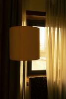 manhã luz solar chegando para a quarto através metade aberto cortinas foto