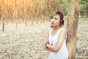 conceito de estilo de vida de mulher. jovem mulher asiática ouvindo curtindo música. foto