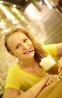 menina dentro a cafeteria foto