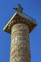fechar acima em de trajano coluna dentro Roma, Itália foto