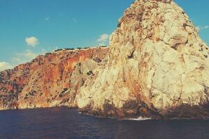 Mediterrâneo panorama e pedras dentro a turco cidade do alanya em uma caloroso verão tarde foto