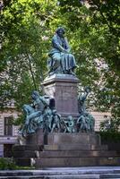 Beethoven monumento em a Beethovenplatz quadrado dentro viena, Áustria. foto