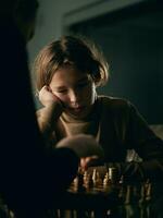 adolescente 12 anos velho tocam xadrez foto