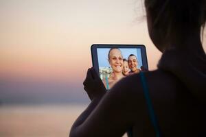 família selfie com almofada em a de praia foto