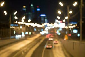 luzes desfocadas do tráfego da cidade à noite foto