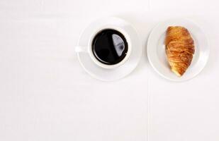 café e croissant para café da manhã foto