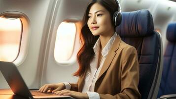 dentro voar conectividade jovem mulher acionado com computador portátil em avião com poder de generativo ai foto