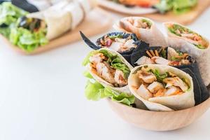 embrulhe o rolo de salada na mesa foto