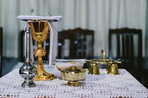 Casamento mesa com prata e ouro castiçais e velas.santo comunhão. católico tema. foto