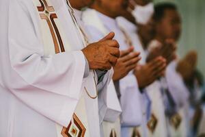 traseiro Visão do a mãos do uma católico sacerdote durante uma religioso cerimônia foto