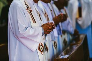 mãos do a sacerdote durante a celebração do a piedosos comunhão. foto