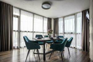 jantar quarto com de madeira mesa e azul cadeiras chão dentro moderno apartamento foto