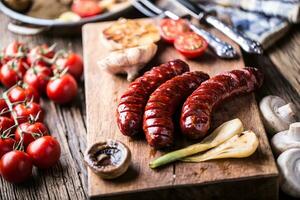 assado salsichas com vegetal e esboço, projeto cerveja. foto