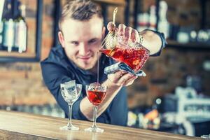 barman derramando coquetel alcoólico beber Manhattan. foto