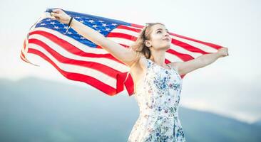 jovem feliz americano mulher segurando EUA bandeira foto