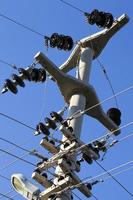 postes elétricos de energia industrial de alta tensão foto