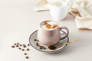 lindo cerâmico caneca com quente manhã cappuccino café em branco mesa com café feijões. delicioso aromático café. frente visualizar. foto