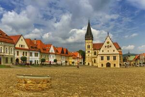 st. Egídio basílica e cidade corredor dentro velho cidade do bardejov, Eslováquia foto