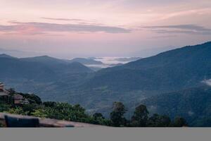 montanha Visão a partir de Colina país Vila foto