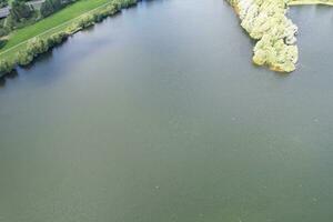 aéreo Visão do Milton keynes cidade do Inglaterra Reino Unido por aí caldecote lago, a cenas estava capturado em agosto 21, 2023 com drones Câmera. foto