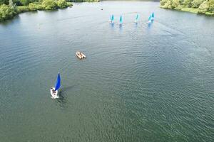 Alto ângulo cenas do pessoas estão passeios de barco às caldecote lago localizado às Milton keynes cidade do Inglaterra ótimo Grã-Bretanha Reino Unido. a aéreo panorama estava capturado em agosto 21, 2023 com drones Câmera foto