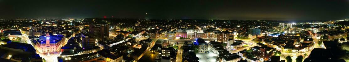 ultra Largo aéreo panorâmico Visão do iluminado centro da cidade edifícios, estradas e central luton cidade do Inglaterra Reino Unido às começando do Claro tempo noite do setembro 5 ª, 2023 foto